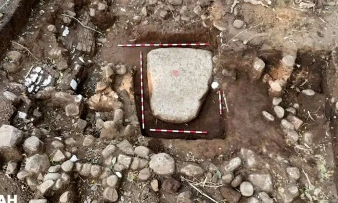 تصویر عجیب 1400 ساله بر روی تخته‌سنگ 2 متری پیدا شد